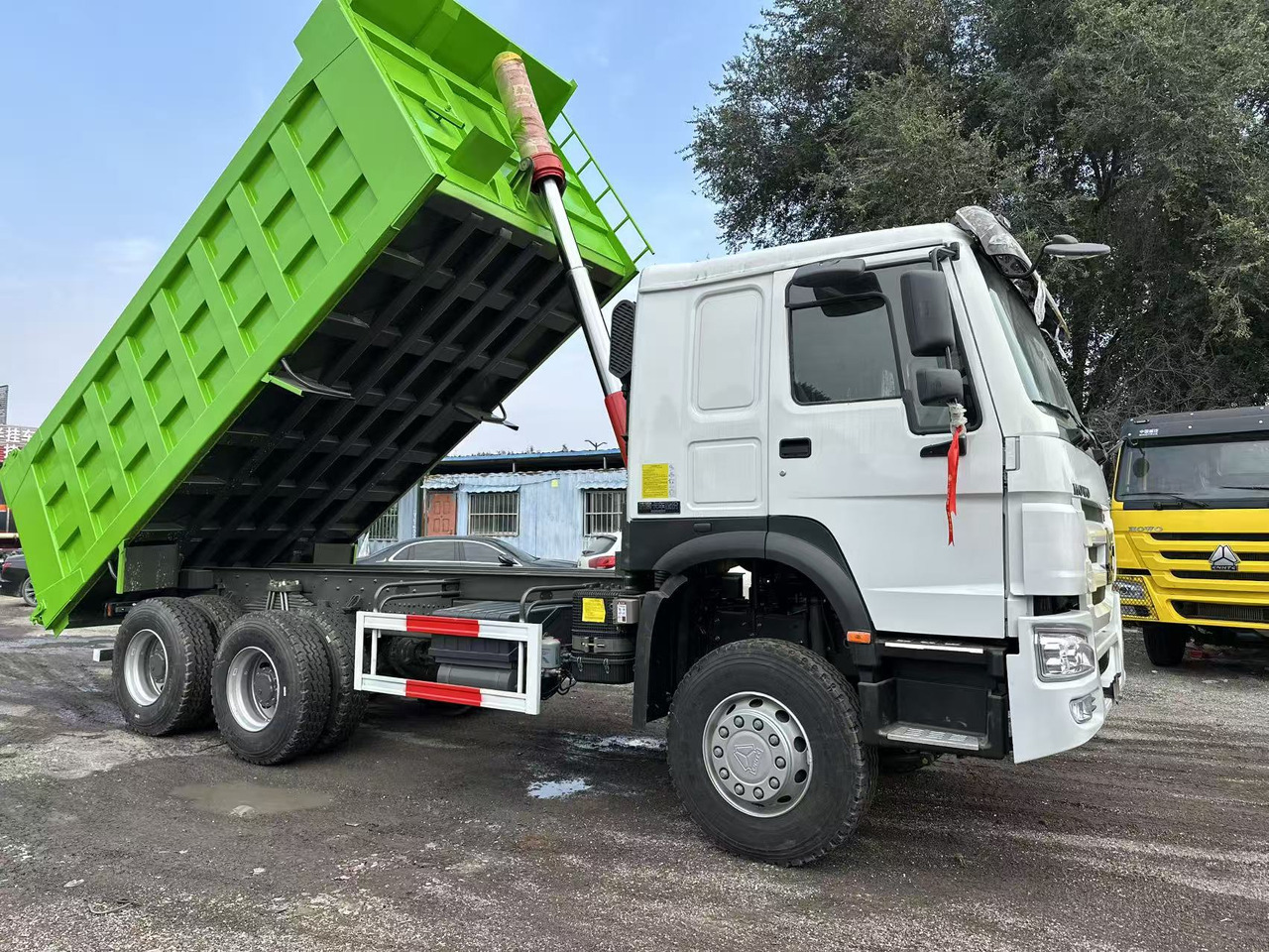 Camion benne pour transport de matériaux granulaires SINOTRUK HOWO 400HP 6X4 Tipper Truck: photos 8 Camion benne pour transport de matériaux granulaires SINOTRUK HOWO 400HP 6X4 Tipper Truck: photos 8