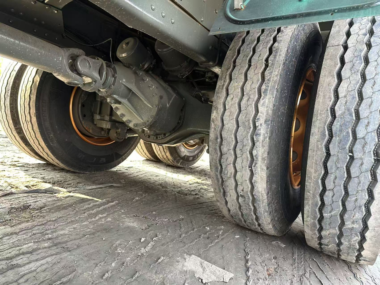 SINOTRUK HOWO 420hp 8x4 fence truck - Camion plateau: photos 5 SINOTRUK HOWO 420hp 8x4 fence truck - Camion plateau: photos 5