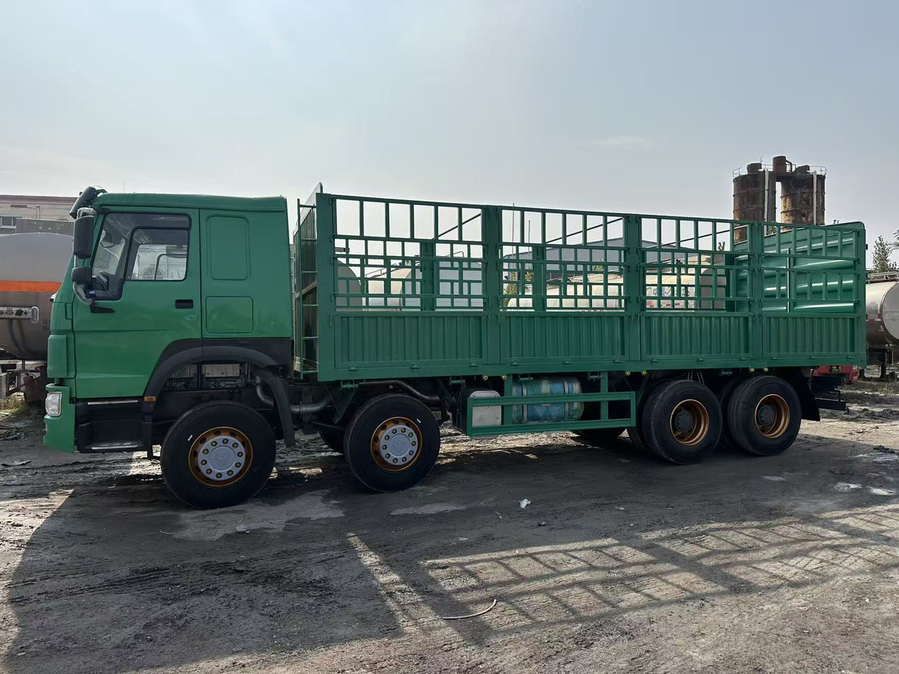 SINOTRUK HOWO 420hp 8x4 fence truck - Camion plateau: photos 4 SINOTRUK HOWO 420hp 8x4 fence truck - Camion plateau: photos 4