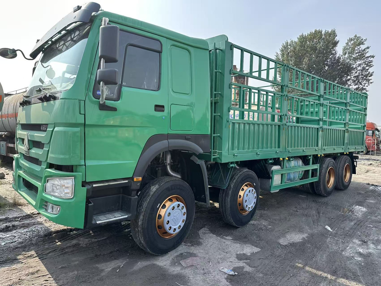 SINOTRUK HOWO 420hp 8x4 fence truck - Camion plateau: photos 2 SINOTRUK HOWO 420hp 8x4 fence truck - Camion plateau: photos 2