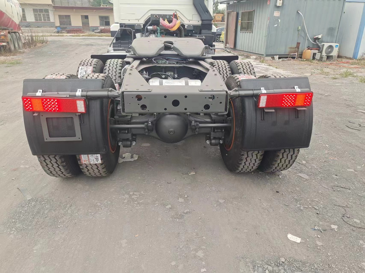 SINOTRUK HOWO 371hp 6X4 Tractor unit - Tracteur routier: photos 5 SINOTRUK HOWO 371hp 6X4 Tractor unit - Tracteur routier: photos 5