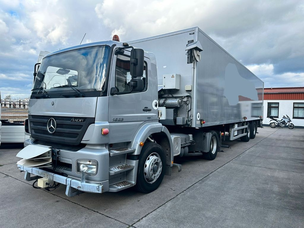 Mercedes-Benz AXOR 1823 * KLIMA * 82.00 KM*MIT HEIWO AUFLIEGER - Tracteur routier: photos 1 Mercedes-Benz AXOR 1823 * KLIMA * 82.00 KM*MIT HEIWO AUFLIEGER - Tracteur routier: photos 1