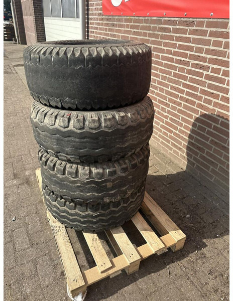 4 Banden 11.5/80.15.3 - Gebruikt - Pneu pour Camion: photos 2 4 Banden 11.5/80.15.3 - Gebruikt - Pneu pour Camion: photos 2