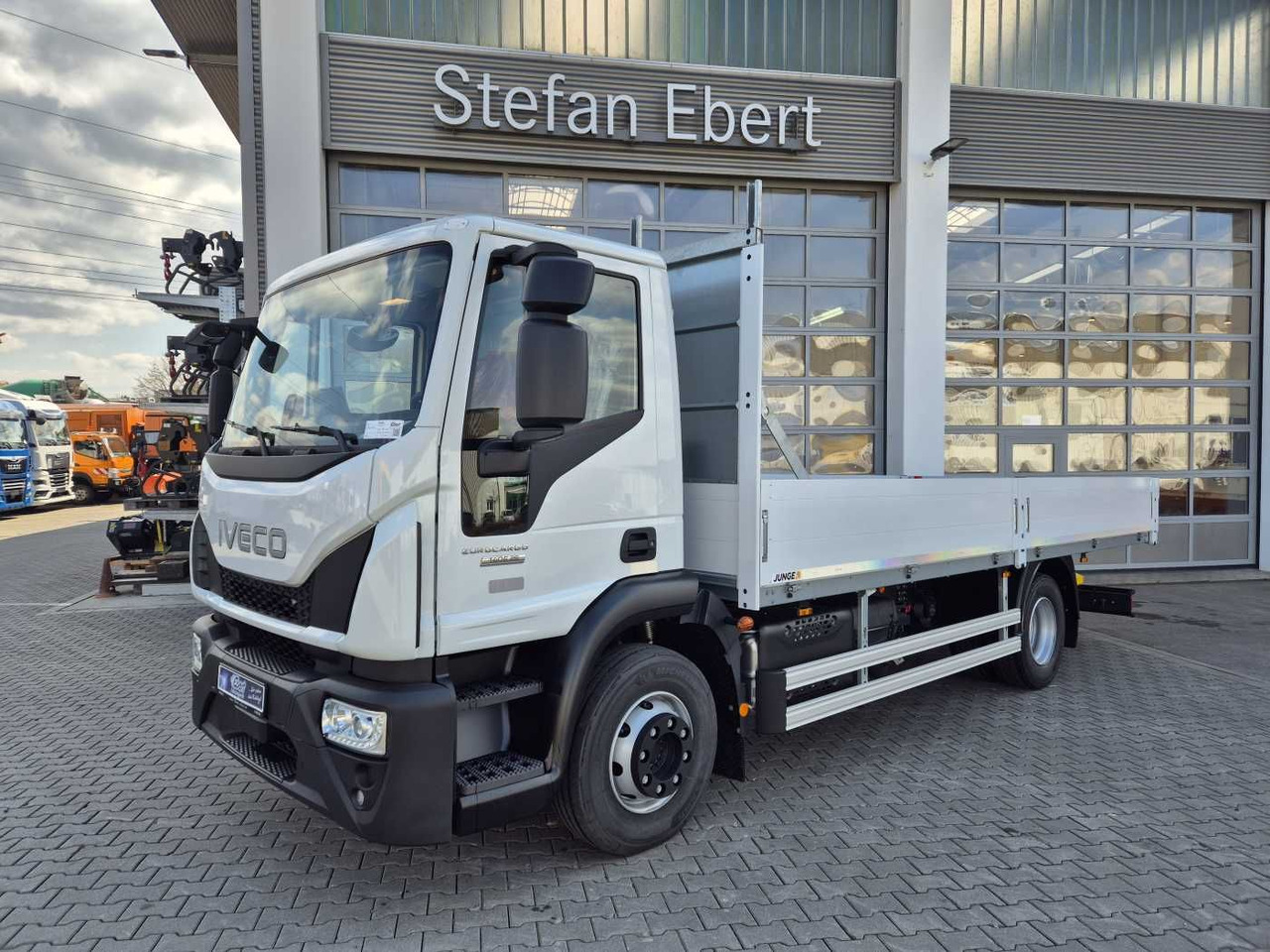 Iveco Eurocargo ML140E25/P 4x2 ACC 4x vorhanden - Camion plateau: photos 1 Iveco Eurocargo ML140E25/P 4x2 ACC 4x vorhanden - Camion plateau: photos 1