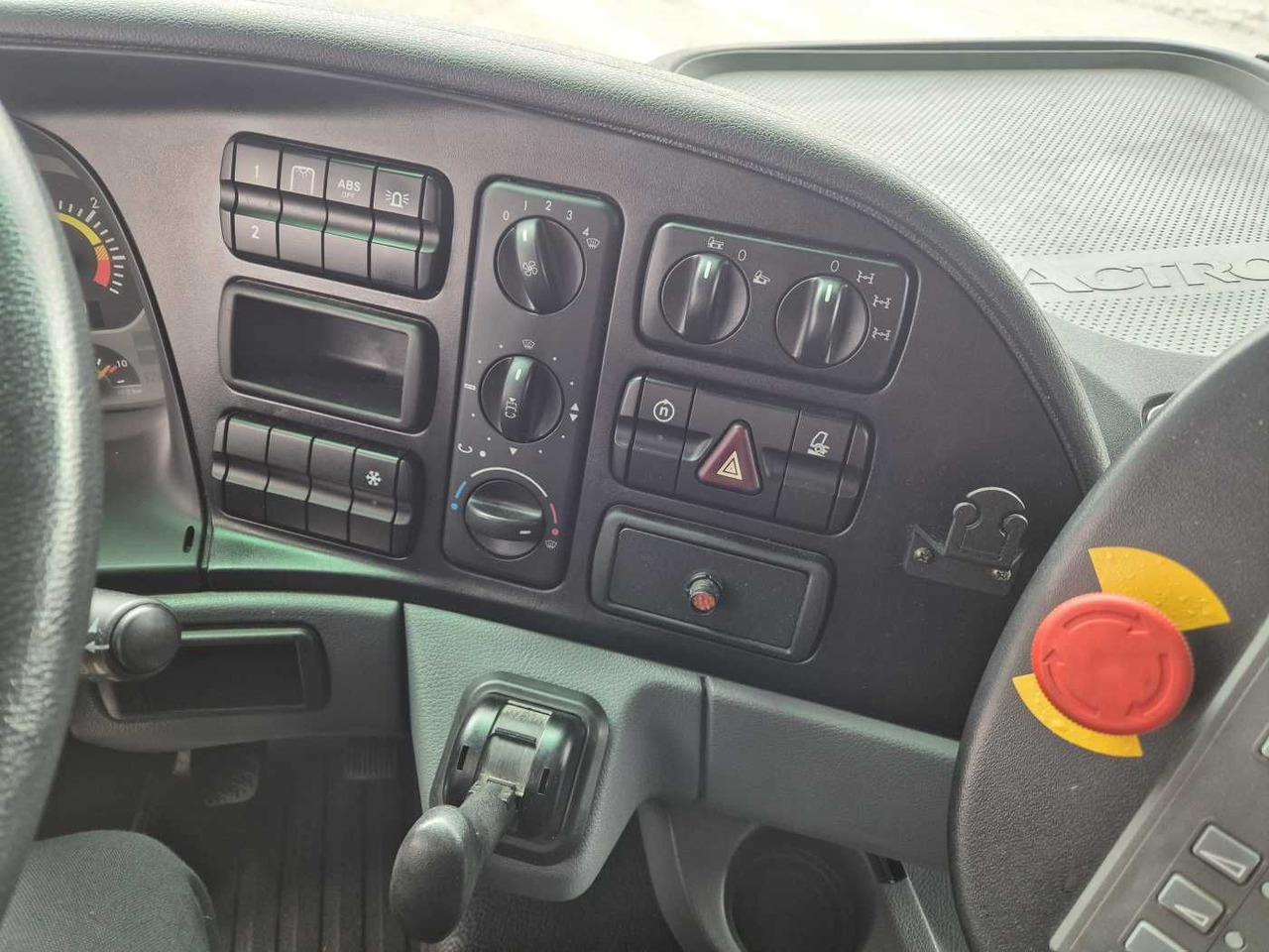 Balayeuse de voirie Mercedes-Benz Actros 2032 A 4x4 Bucher STKF 9500 Airport 30x: photos 13