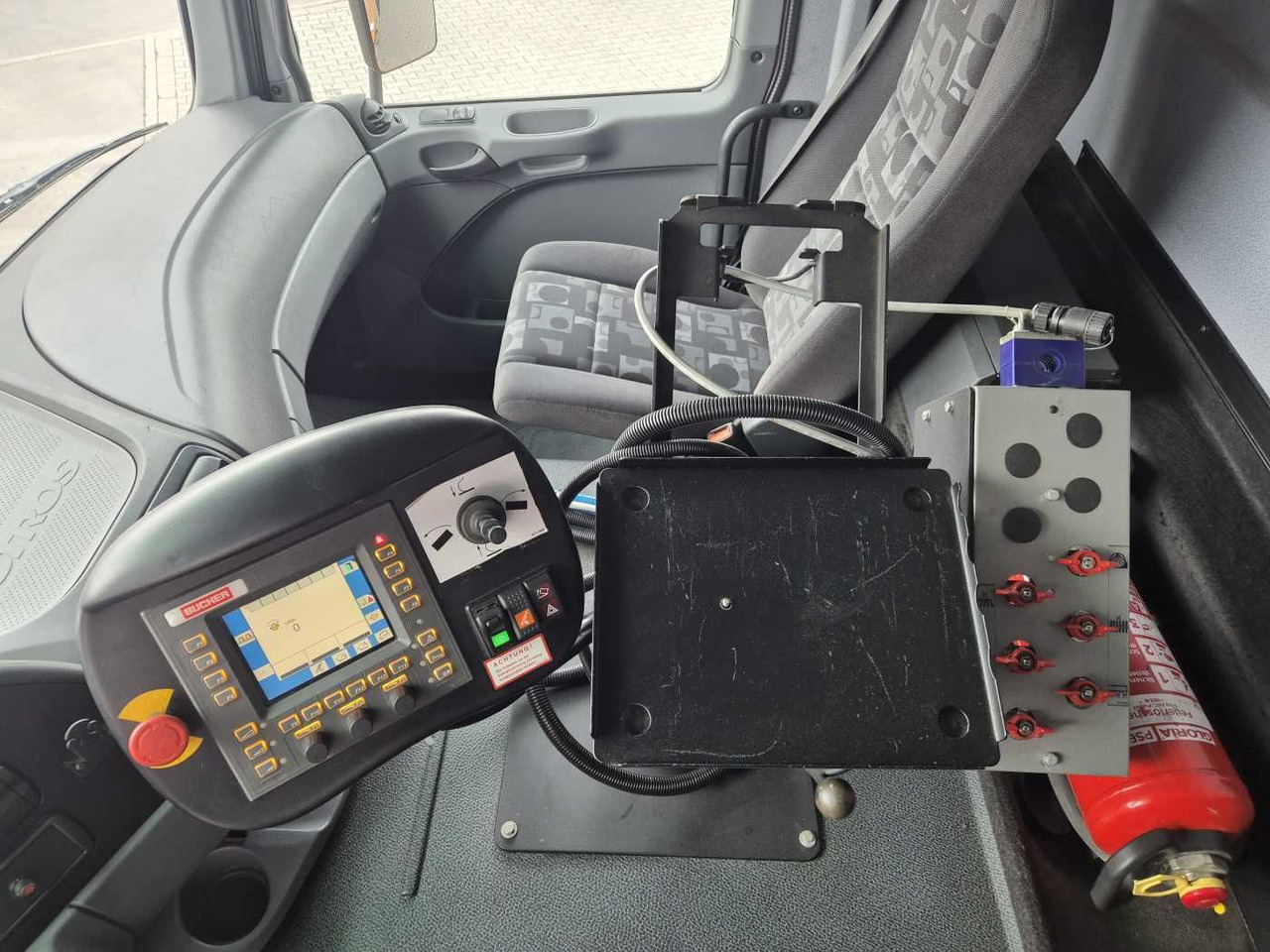 Balayeuse de voirie Mercedes-Benz Actros 2032 A 4x4 Bucher STKF 9500 Airport 30x: photos 11