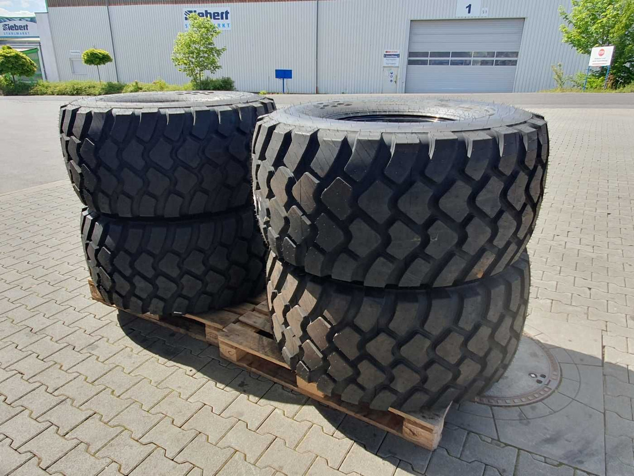 Mercedes-Benz Radlader Reifen mit Felge / NEU / lagernd - Roue complète pour Machine agricole: photos 5 Mercedes-Benz Radlader Reifen mit Felge / NEU / lagernd - Roue complète pour Machine agricole: photos 5