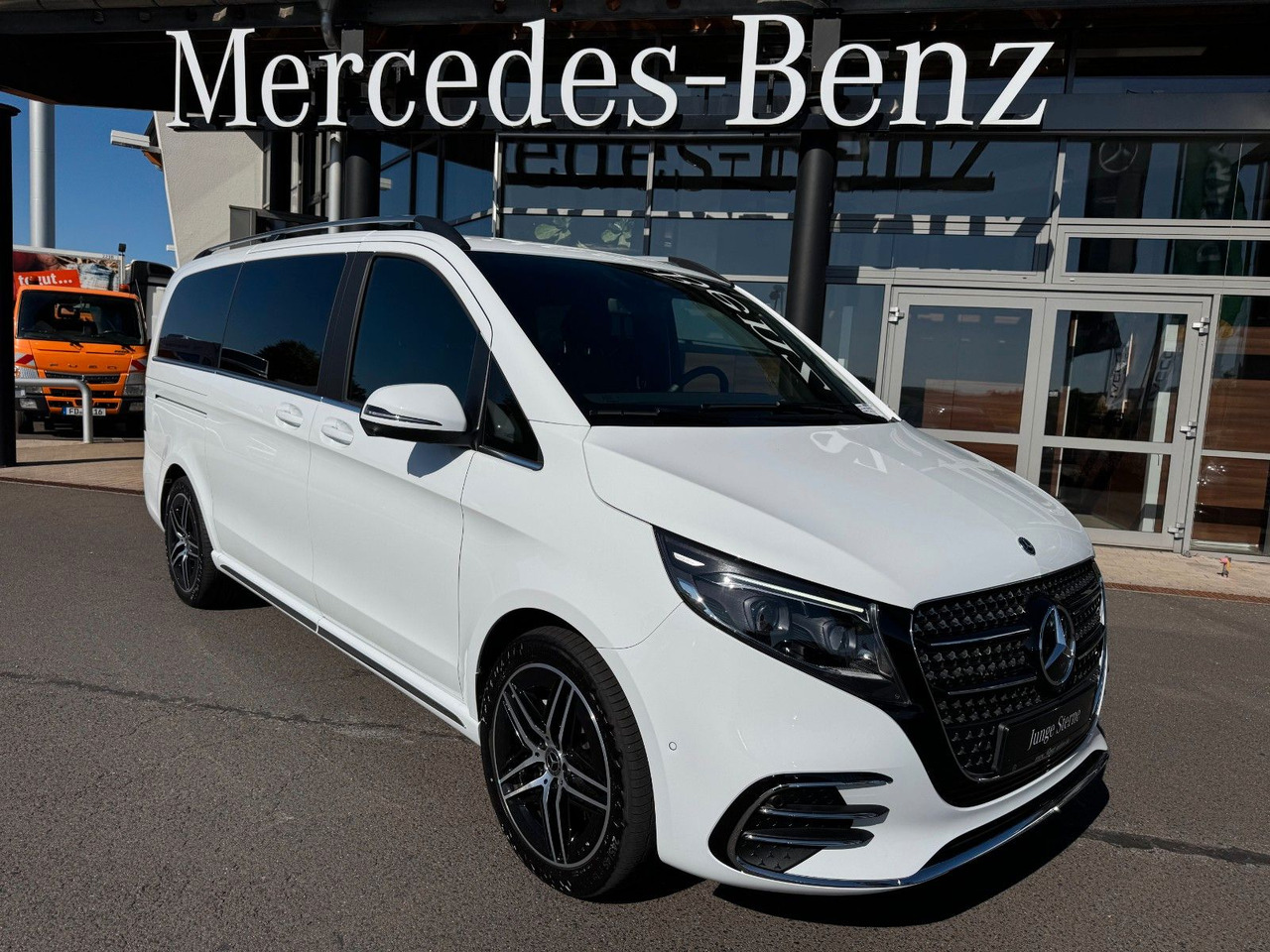 Mercedes-Benz V 300 d 4MATIC EXCLUSIVE AMG Tische AHK2,5to - Transport de personnes: photos 1 Mercedes-Benz V 300 d 4MATIC EXCLUSIVE AMG Tische AHK2,5to - Transport de personnes: photos 1