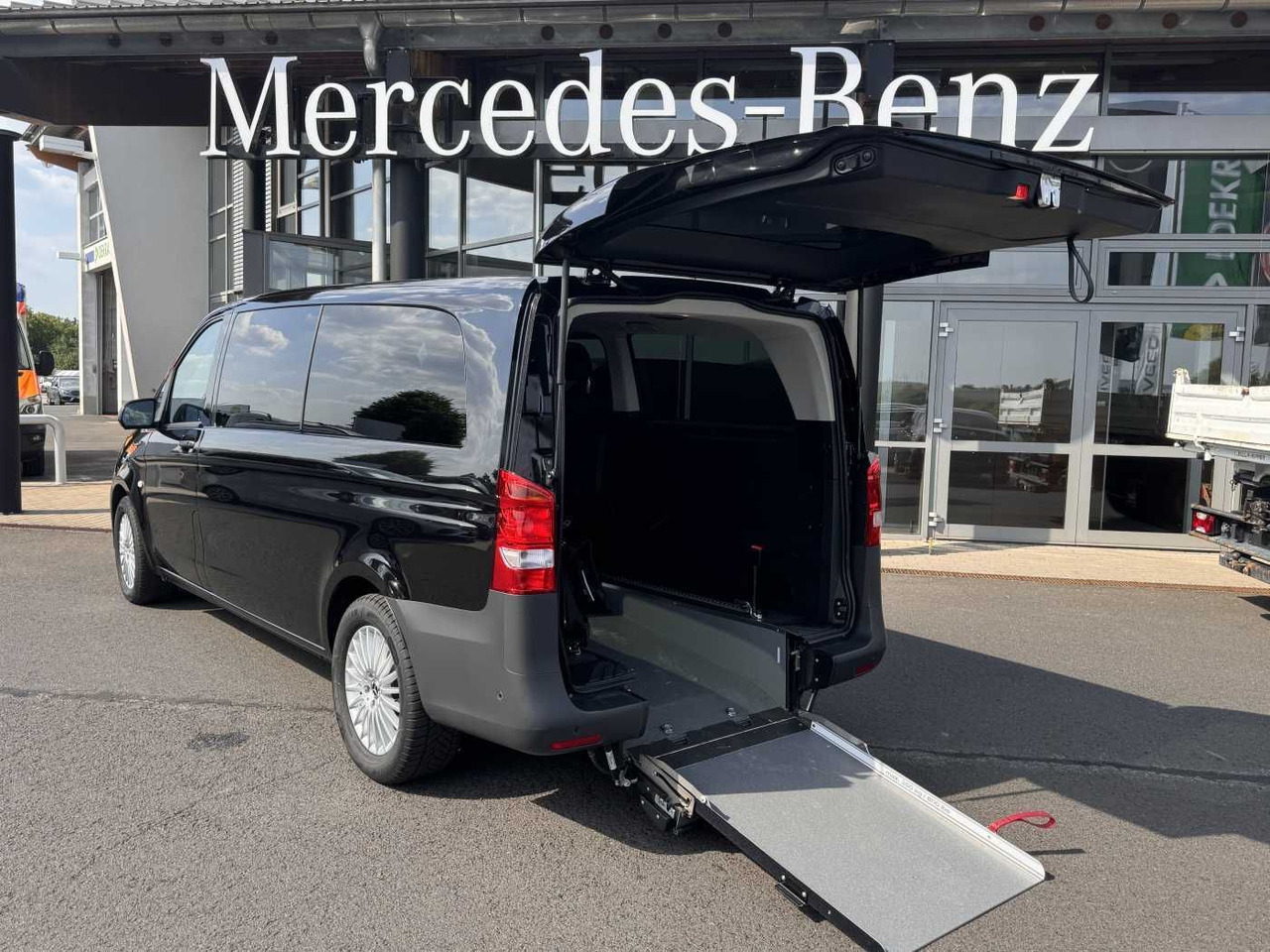 Mercedes-Benz eVito 129 Tourer Behinderten-/Rollstuhlrampe - Transport de personnes, Utilitaire électrique: photos 1 Mercedes-Benz eVito 129 Tourer Behinderten-/Rollstuhlrampe - Transport de personnes, Utilitaire électrique: photos 1
