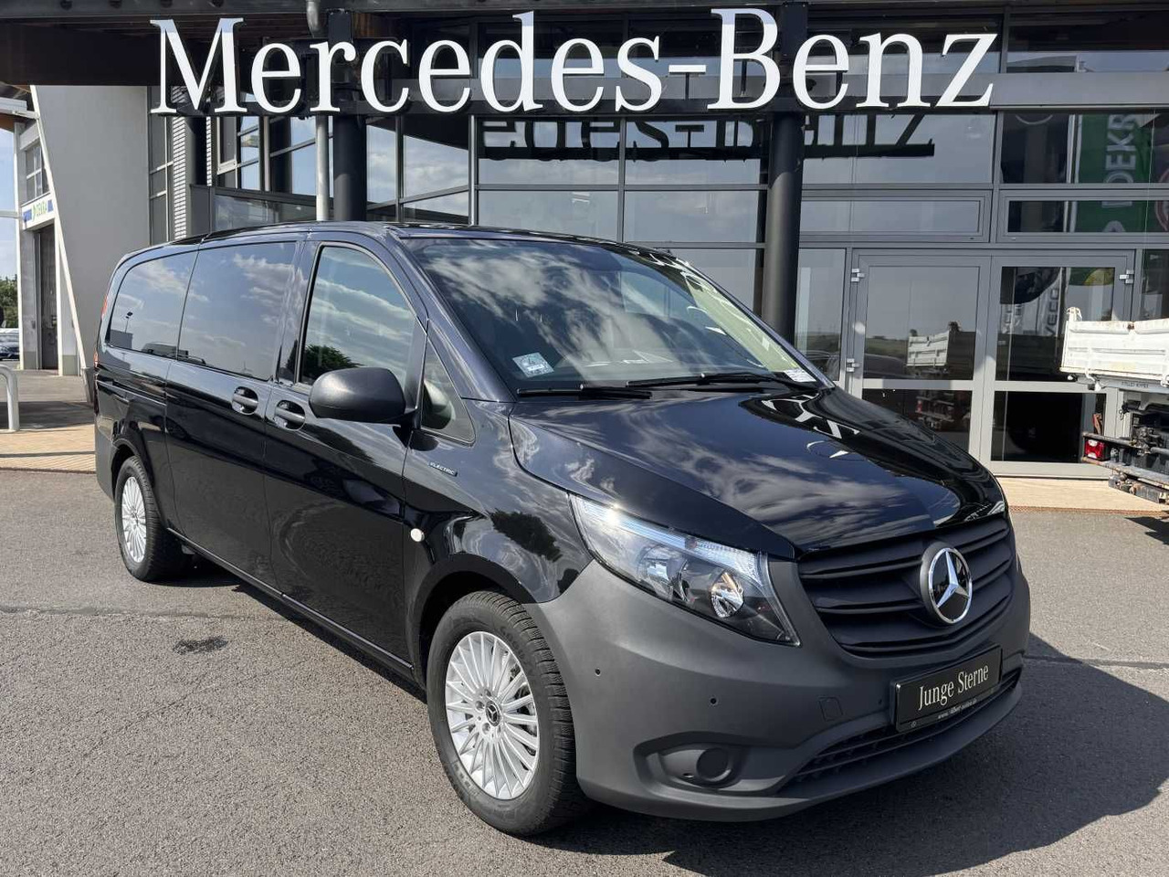 Mercedes-Benz eVito 129 Tourer Behinderten-/Rollstuhlrampe - Transport de personnes, Utilitaire électrique: photos 2 Mercedes-Benz eVito 129 Tourer Behinderten-/Rollstuhlrampe - Transport de personnes, Utilitaire électrique: photos 2