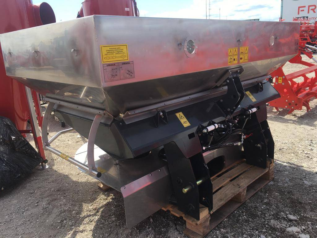 POM Augustów Rozsiewacz nawozów zawieszany ZEUS 1600L - dostępny od ręki! - Distributeur d'engrais: photos 2 POM Augustów Rozsiewacz nawozów zawieszany ZEUS 1600L - dostępny od ręki! - Distributeur d'engrais: photos 2