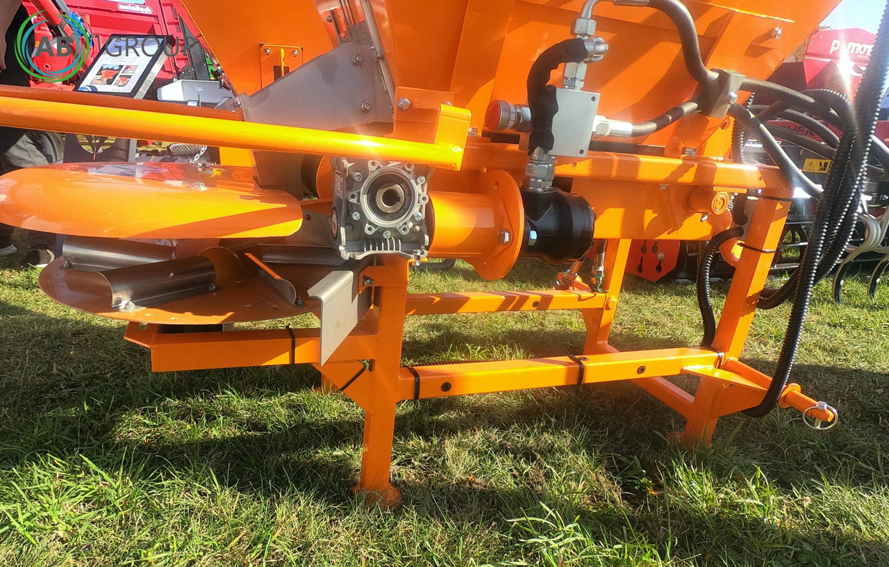 POM Augustów spreader Motyl N031M hydraulic-electric drive - Cover crop: photos 2 POM Augustów spreader Motyl N031M hydraulic-electric drive - Cover crop: photos 2