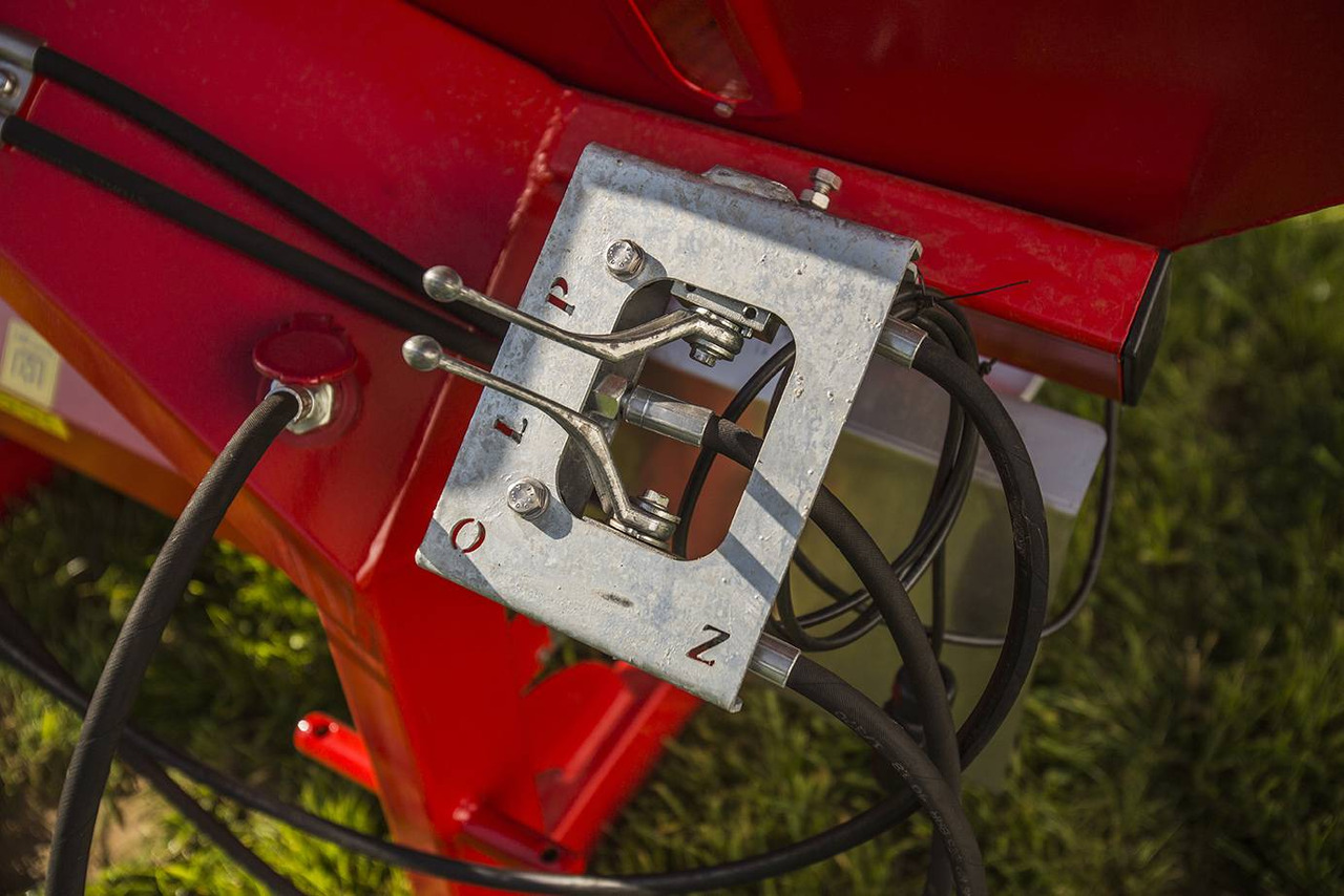 Rozsiewacz do nawozów JUNIOR II ( 600kg, 800kg, 1000kg, 1200kg, ) - Distributeur d'engrais: photos 4 Rozsiewacz do nawozów JUNIOR II ( 600kg, 800kg, 1000kg, 1200kg, ) - Distributeur d'engrais: photos 4