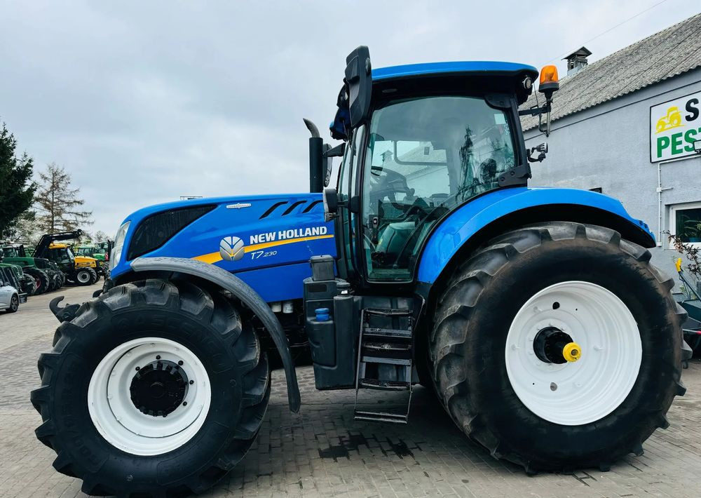 New Holland T7.230 AUTOCOMMAND - Tracteur agricole: photos 3 New Holland T7.230 AUTOCOMMAND - Tracteur agricole: photos 3