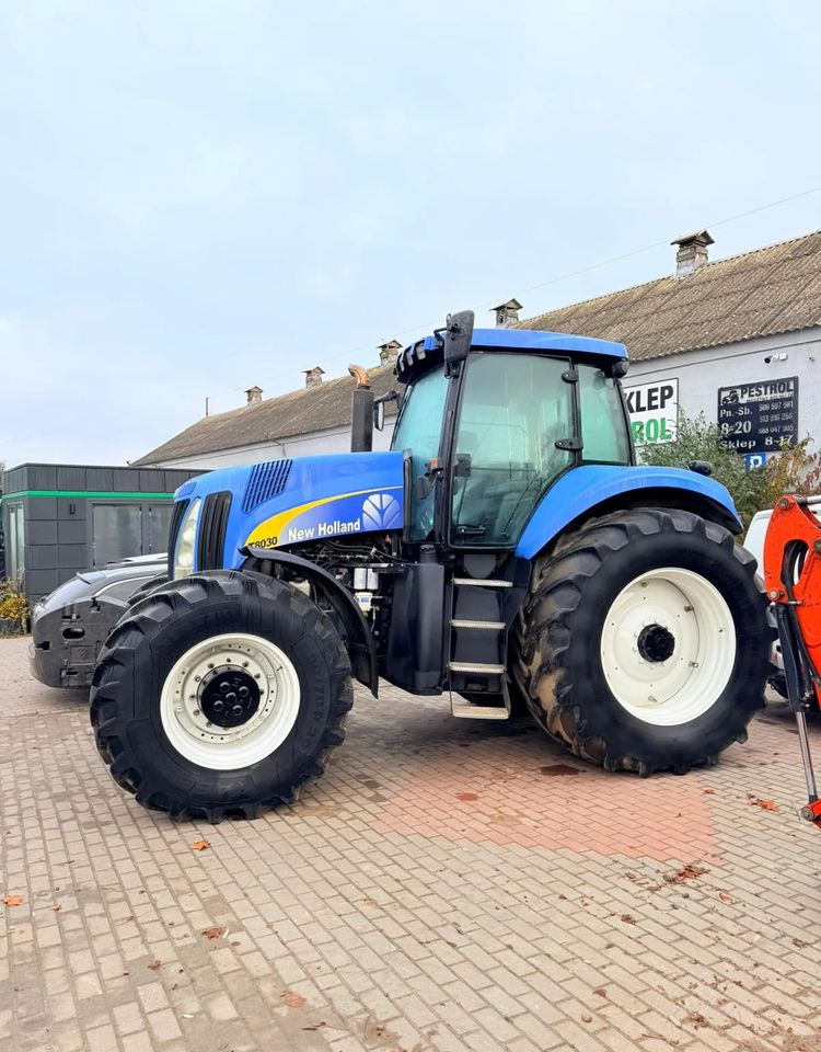 New Holland T8030 - Tracteur agricole: photos 5 New Holland T8030 - Tracteur agricole: photos 5