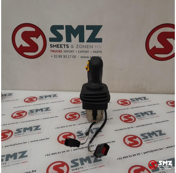 Caterpillar Joystick Caterpillar - Cabine et intérieur: photos 4 Caterpillar Joystick Caterpillar - Cabine et intérieur: photos 4