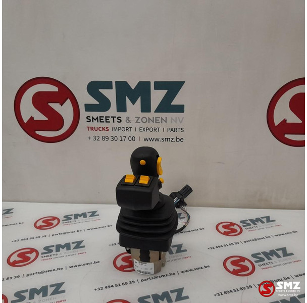 Caterpillar Joystick Caterpillar - Cabine et intérieur: photos 3 Caterpillar Joystick Caterpillar - Cabine et intérieur: photos 3