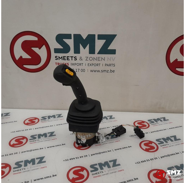 Caterpillar Joystick Caterpillar - Cabine et intérieur: photos 2 Caterpillar Joystick Caterpillar - Cabine et intérieur: photos 2