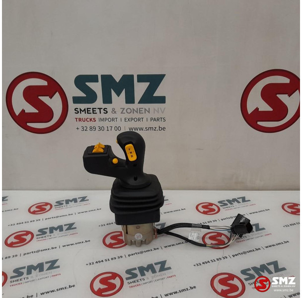 Caterpillar Joystick Caterpillar - Cabine et intérieur: photos 2 Caterpillar Joystick Caterpillar - Cabine et intérieur: photos 2