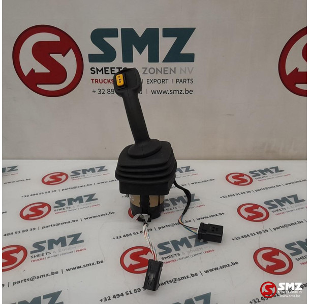 Caterpillar Joystick Caterpillar - Cabine et intérieur: photos 3 Caterpillar Joystick Caterpillar - Cabine et intérieur: photos 3