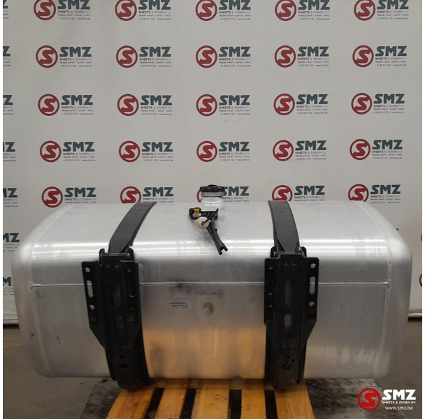 Mercedes-Benz Occ brandstoftank 630L + brandstofniveausensor Mer - Réservoir de carburant pour Camion: photos 2 Mercedes-Benz Occ brandstoftank 630L + brandstofniveausensor Mer - Réservoir de carburant pour Camion: photos 2