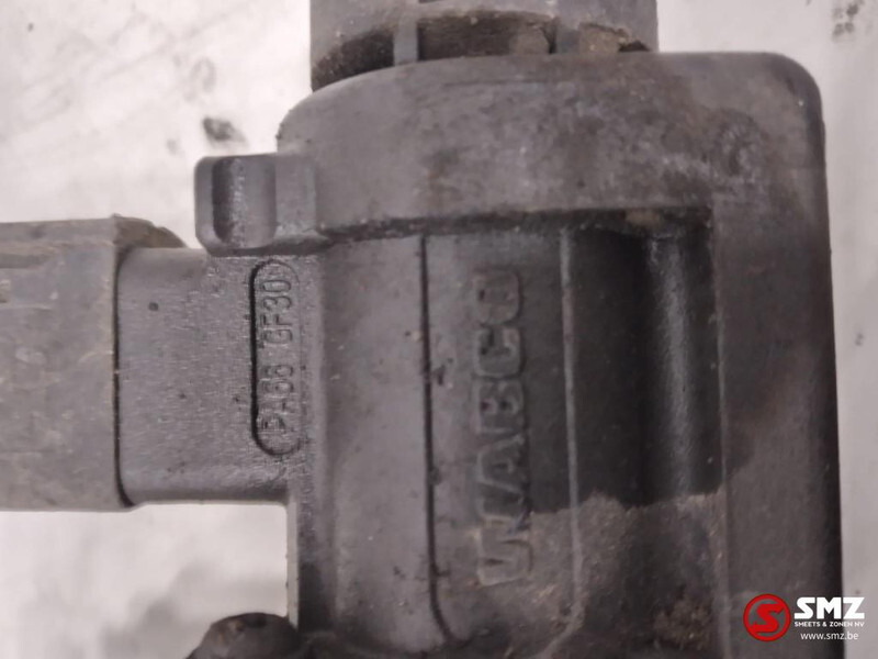 Mercedes-Benz Occ pneumatische klep 3/2 Mercedes Actros MP4 A000 - Bloc de gestion pour Camion: photos 3 Mercedes-Benz Occ pneumatische klep 3/2 Mercedes Actros MP4 A000 - Bloc de gestion pour Camion: photos 3