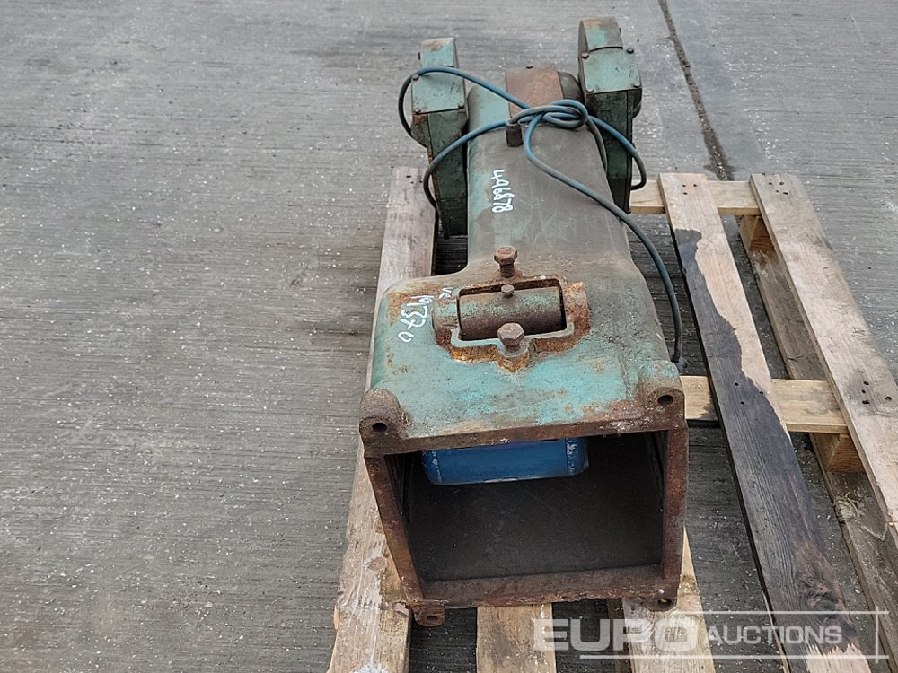 230Volt Pedestal Grinder - L'équipement de construction: photos 4 230Volt Pedestal Grinder - L'équipement de construction: photos 4