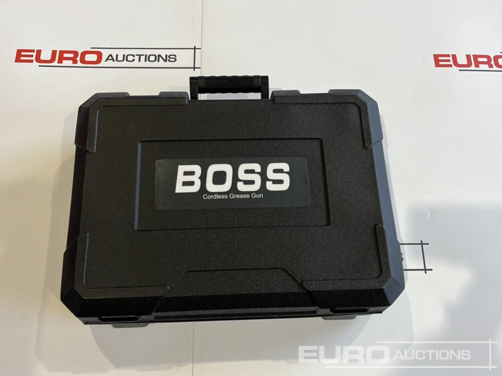 L'équipement de construction Boss 21 Volt Lithium Battery Cordless Grease Gun, 2 Batteries, Charger, Case, Shoulder Strap, Extension Pieces and Fittings: photos 14
