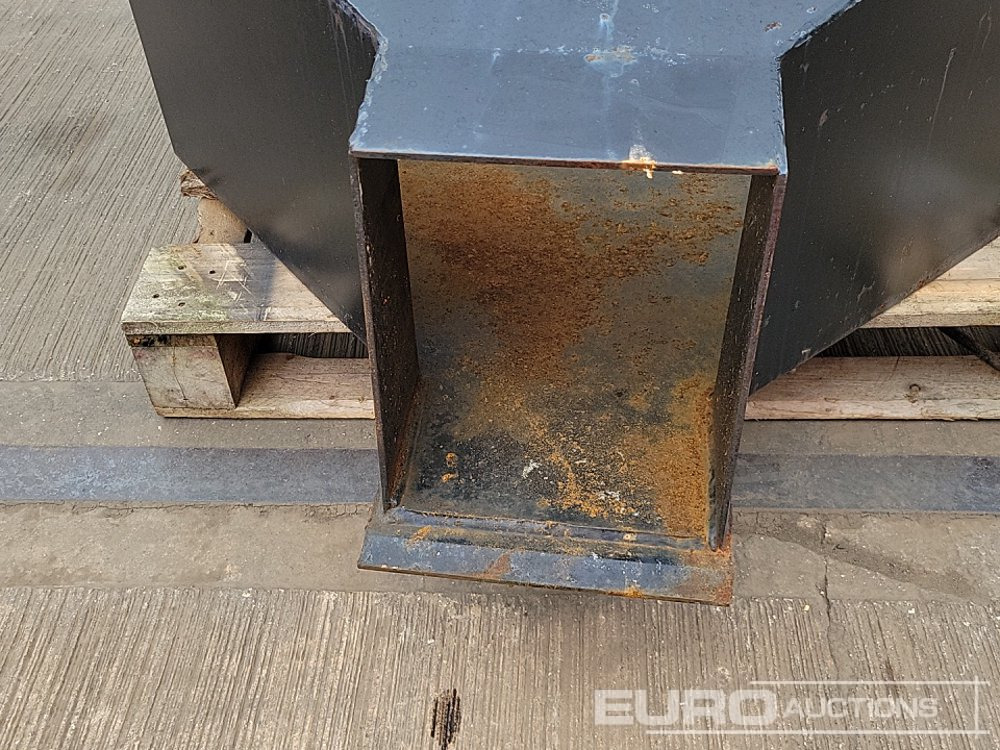 Godet neuf Concrete Pouring Bucket 80mm Pin to suit 20 Ton Excavator: photos 9