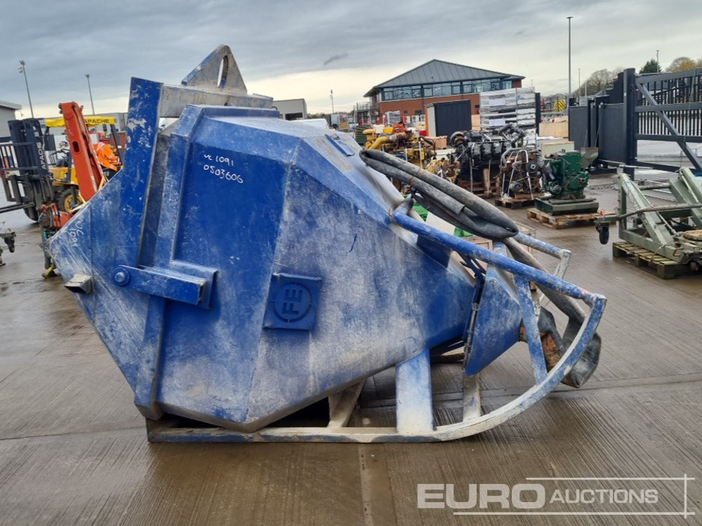 Eichinger 2000 Litre Concrete Pouring Skip to suit Crane - Benne basculante: photos 2 Eichinger 2000 Litre Concrete Pouring Skip to suit Crane - Benne basculante: photos 2