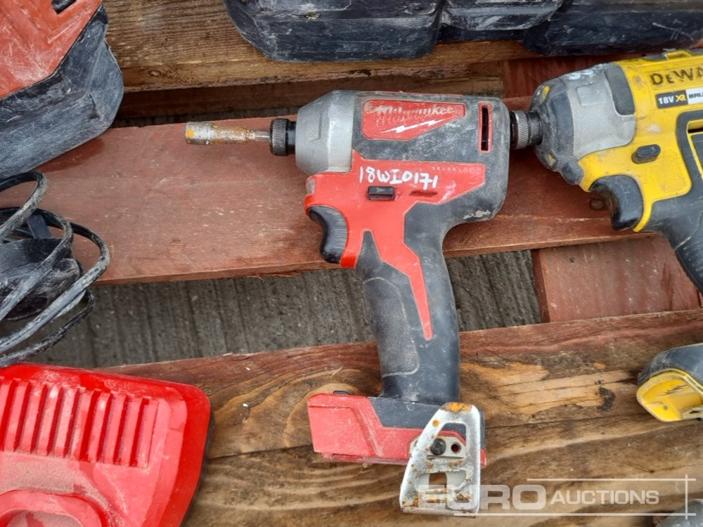 L'équipement de construction Hilti Battery Vacuum (3 of), 110Volt Orbital Sander (2 of), Battery Drill, Battery (2 of), Charger (4 of), Milwaukee Battery Impact Wrench (2 of), Charger (2 of), Battery, DeWalt Battery Impact Wrench: photos 9