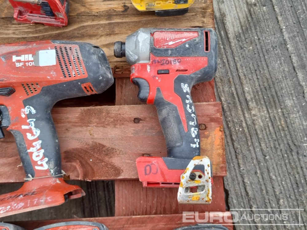 L'équipement de construction Hilti Battery Vacuum (3 of), 110Volt Orbital Sander (2 of), Battery Drill, Battery (2 of), Charger (4 of), Milwaukee Battery Impact Wrench (2 of), Charger (2 of), Battery, DeWalt Battery Impact Wrench: photos 11