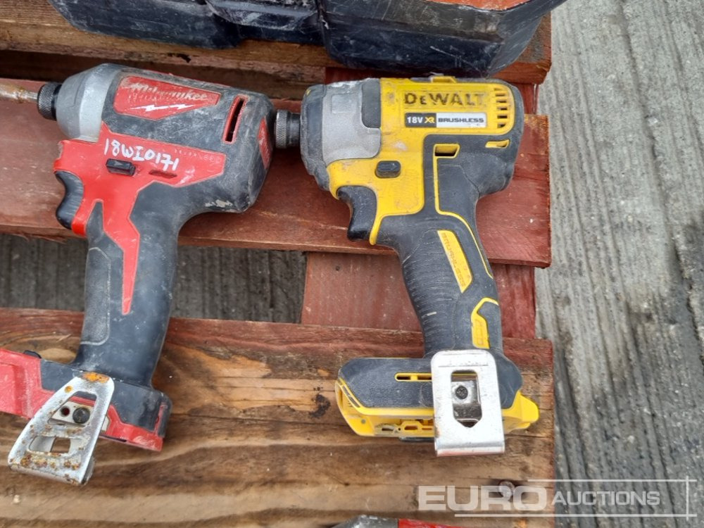 L'équipement de construction Hilti Battery Vacuum (3 of), 110Volt Orbital Sander (2 of), Battery Drill, Battery (2 of), Charger (4 of), Milwaukee Battery Impact Wrench (2 of), Charger (2 of), Battery, DeWalt Battery Impact Wrench: photos 10