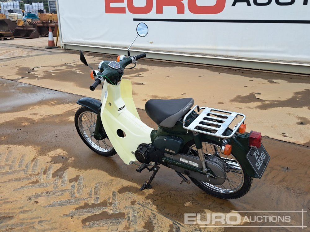 Honda 50 Supercub - Motocyclette: photos 3 Honda 50 Supercub - Motocyclette: photos 3