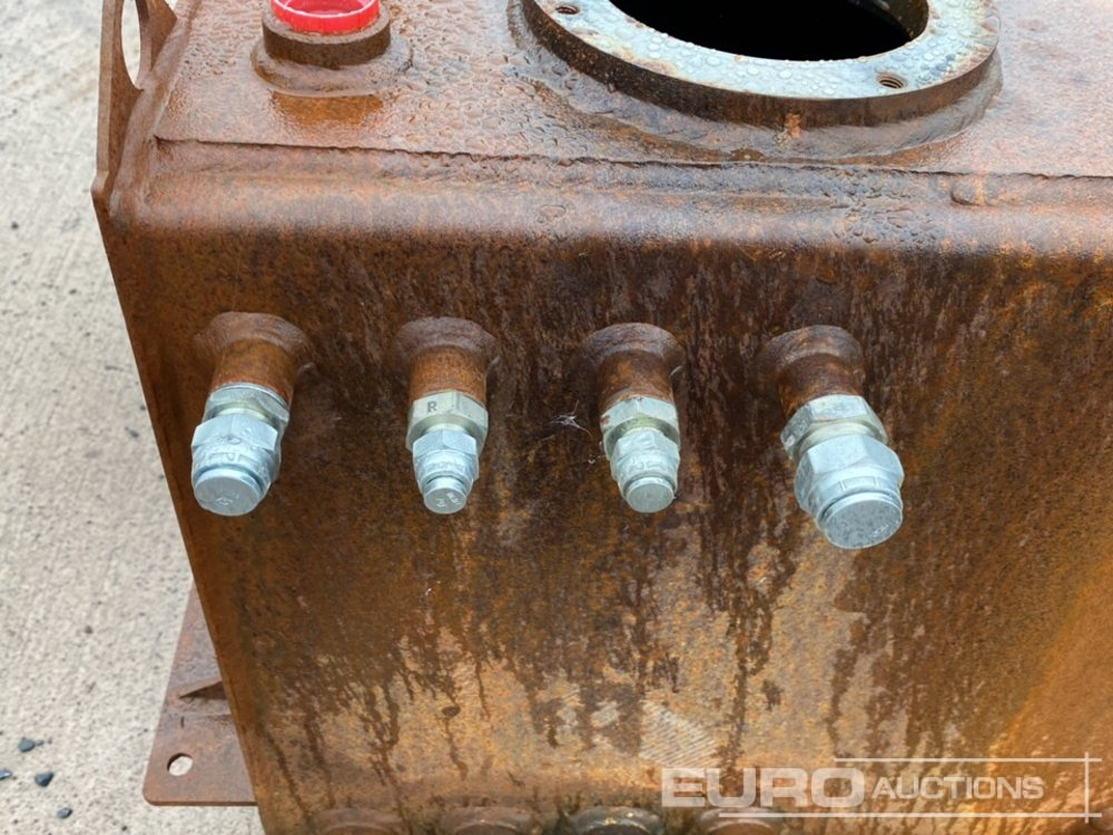 L'équipement de construction Hydraulic & Fuel Tank (2 of): photos 13
