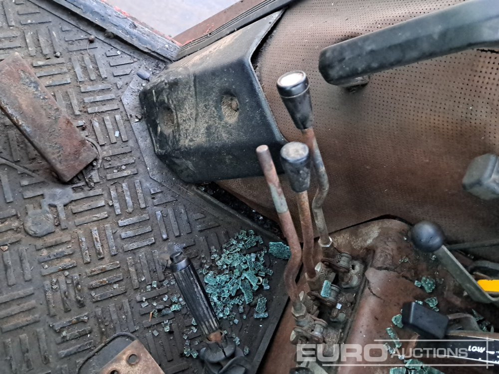 Tracteur agricole Massey Ferguson 698: photos 32