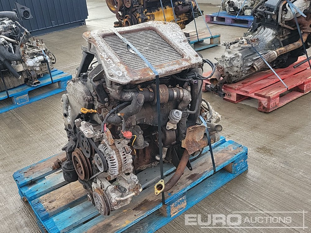 Nissan 4 Cylinder Engine, Gearbox - Moteur: photos 1 Nissan 4 Cylinder Engine, Gearbox - Moteur: photos 1