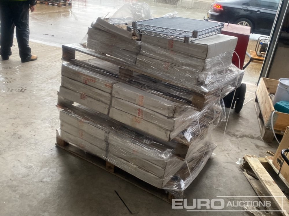 Pallet of Metal Shelving - L'équipement de construction: photos 2 Pallet of Metal Shelving - L'équipement de construction: photos 2