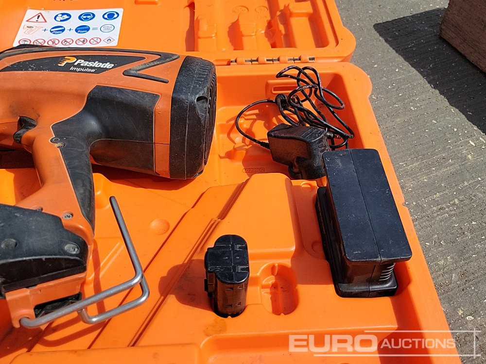 L'équipement de construction Paslode PPM35Ci Battery Nail Gun, Bosch 230Volt Heat Gun, Hilti Battery Drill (3 of), 110Volt Transformer: photos 38
