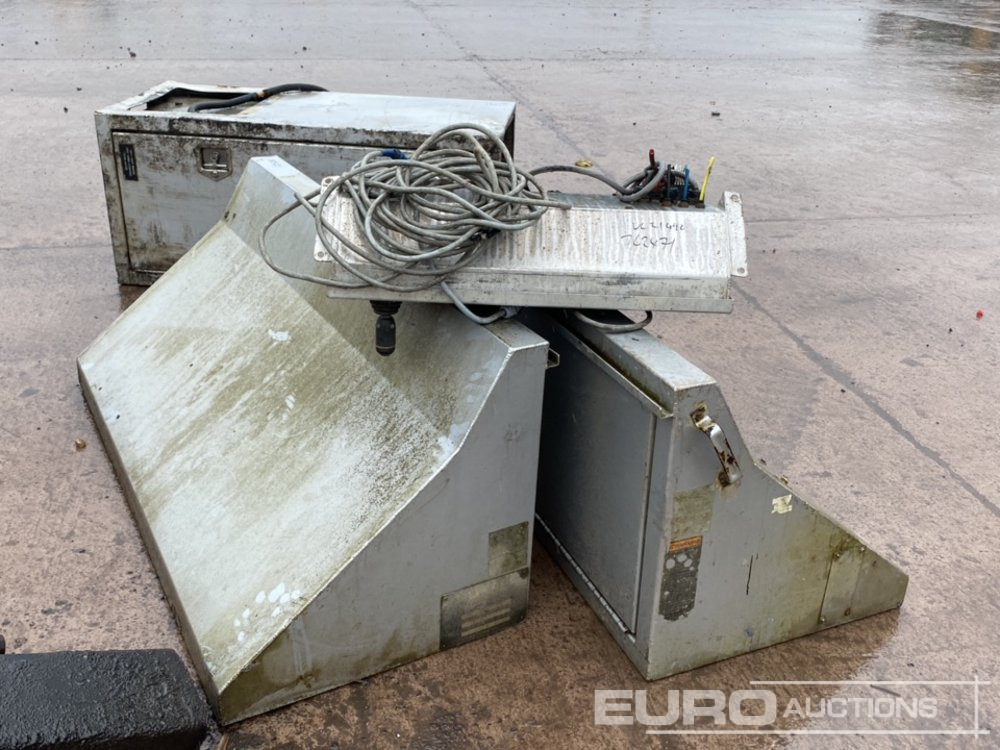 Tool Boxes, Tank, Control Panel - L'équipement de construction: photos 1 Tool Boxes, Tank, Control Panel - L'équipement de construction: photos 1