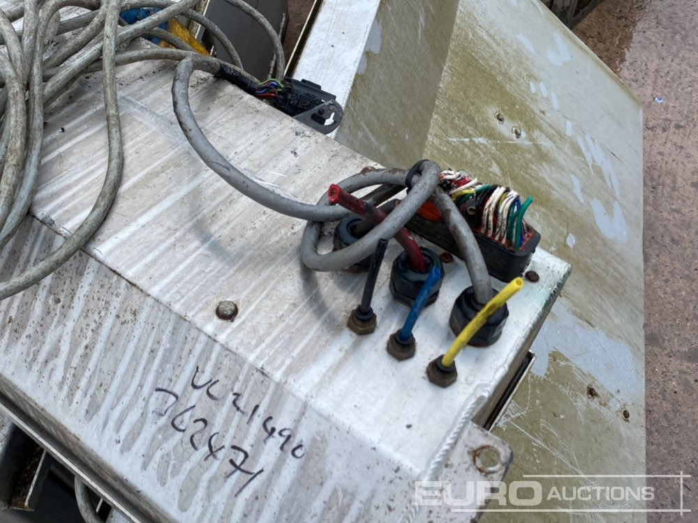 Tool Boxes, Tank, Control Panel - L'équipement de construction: photos 5 Tool Boxes, Tank, Control Panel - L'équipement de construction: photos 5