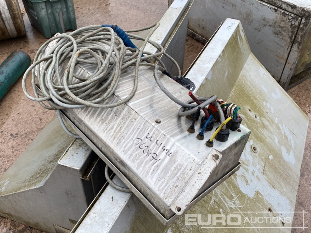 Tool Boxes, Tank, Control Panel - L'équipement de construction: photos 4 Tool Boxes, Tank, Control Panel - L'équipement de construction: photos 4