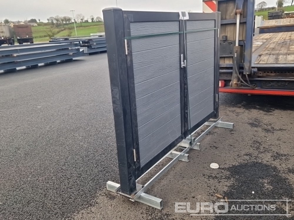 Unused 6' 6" Double Gate & Posts - L'équipement de construction: photos 2 Unused 6' 6" Double Gate & Posts - L'équipement de construction: photos 2