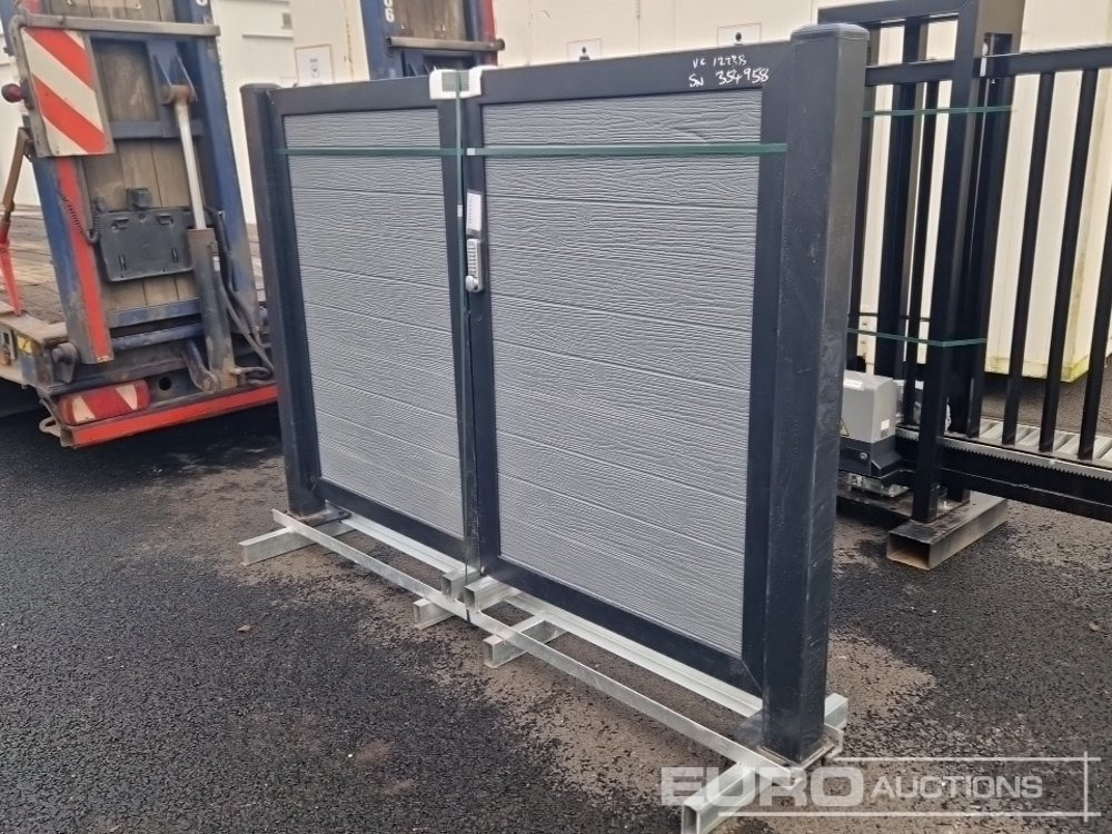 Unused 6' 6" Double Gate & Posts - L'équipement de construction: photos 1 Unused 6' 6" Double Gate & Posts - L'équipement de construction: photos 1