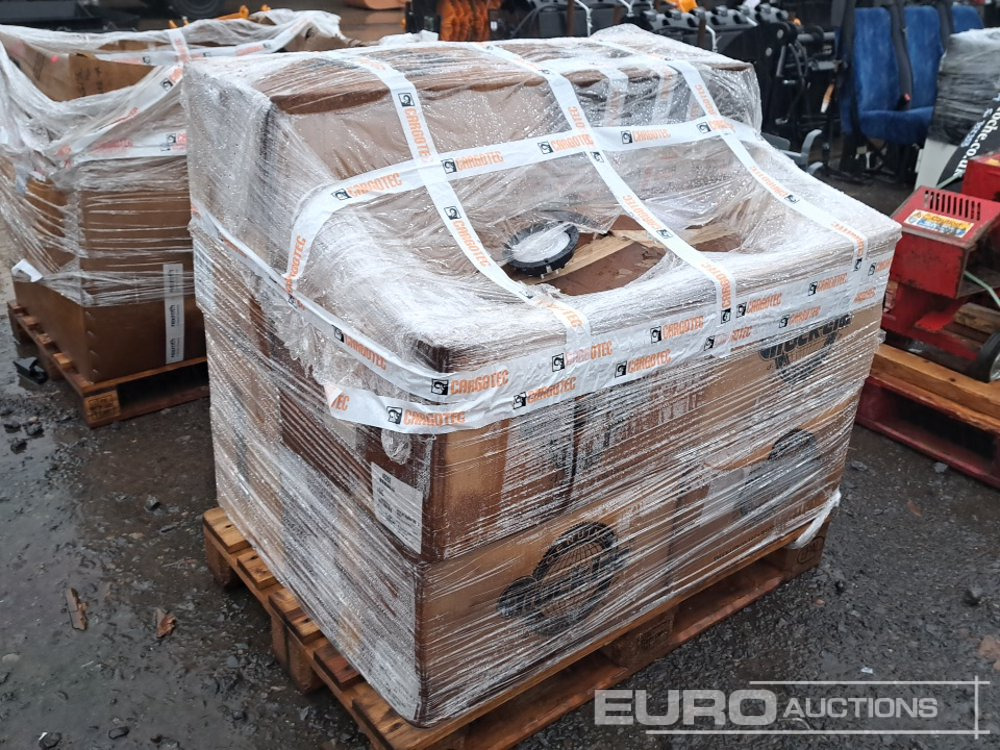 Unused Pallet of Trucklite Back Up Lights (Approx 780 of) - L'équipement de construction: photos 1 Unused Pallet of Trucklite Back Up Lights (Approx 780 of) - L'équipement de construction: photos 1