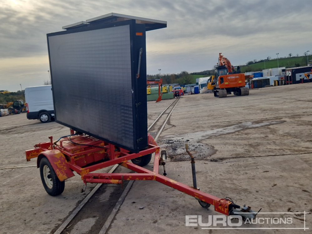 Ver-mac PCMS 320QS Portable Changeable Message Sign - L'équipement de construction, Remorque: photos 1 Ver-mac PCMS 320QS Portable Changeable Message Sign - L'équipement de construction, Remorque: photos 1