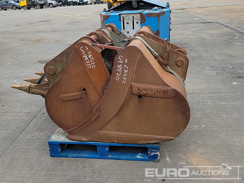 Volvo 48", 24", 24" Scoop Bucket 65mm Pin to suit 13 Ton Excavator - Godet: photos 2 Volvo 48", 24", 24" Scoop Bucket 65mm Pin to suit 13 Ton Excavator - Godet: photos 2