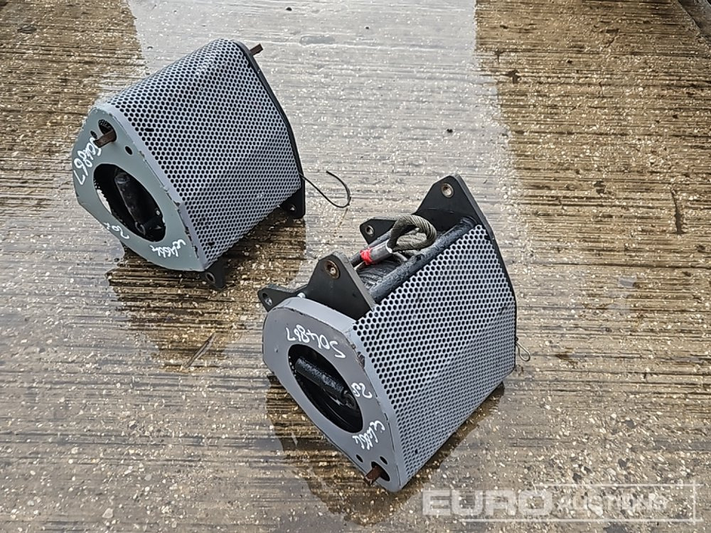 Winch (2 of) - Treuil: photos 1 Winch (2 of) - Treuil: photos 1