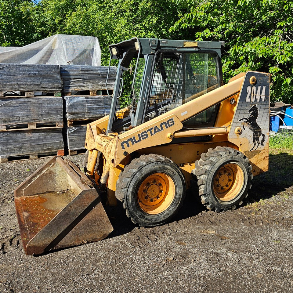 Bobcat Mustang 2044 - Mini chargeuse: photos 1 Bobcat Mustang 2044 - Mini chargeuse: photos 1