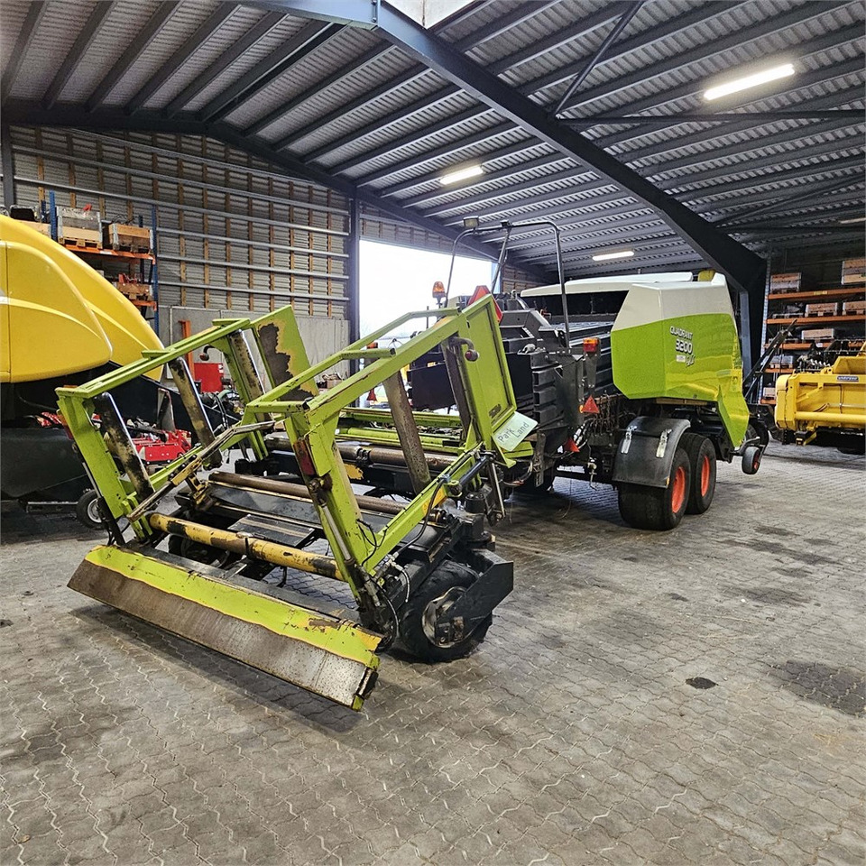 Claas QUADRANT 3200 FC - Matériel de fenaison: photos 4 Claas QUADRANT 3200 FC - Matériel de fenaison: photos 4